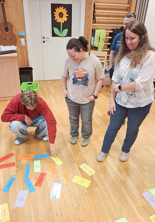 Jonas, Laura und Daniela beim Zuordnen